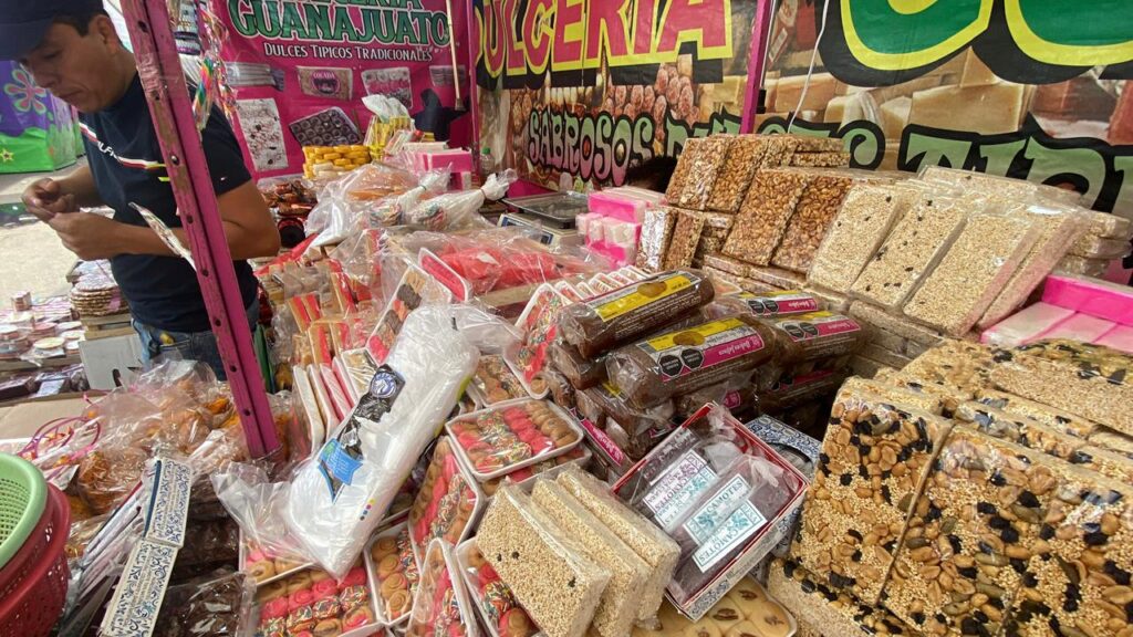 Dulces típicos en puesto de la Feria del Rosario