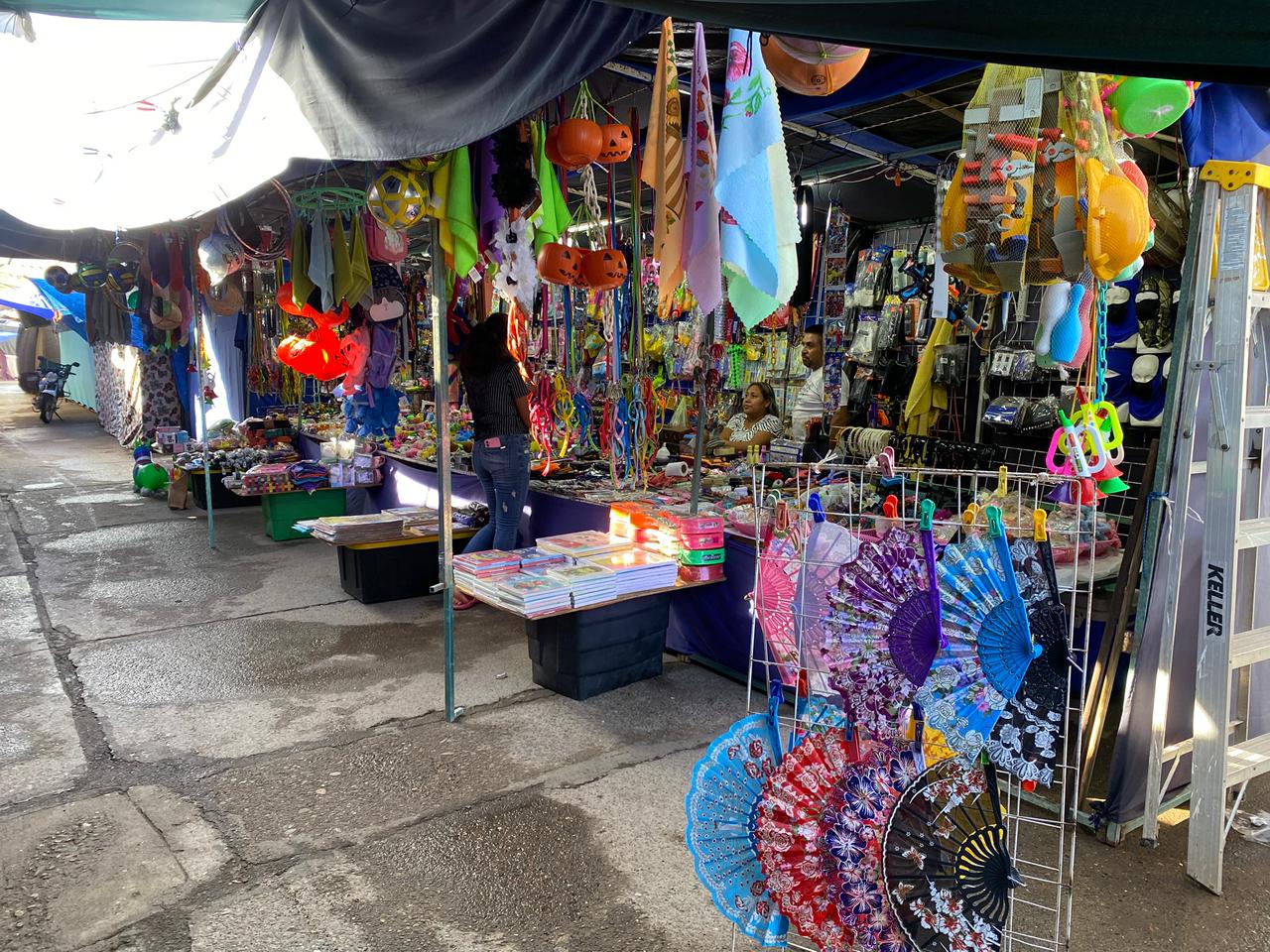 Puesto de venta en la Feria del Rosario en Guasave