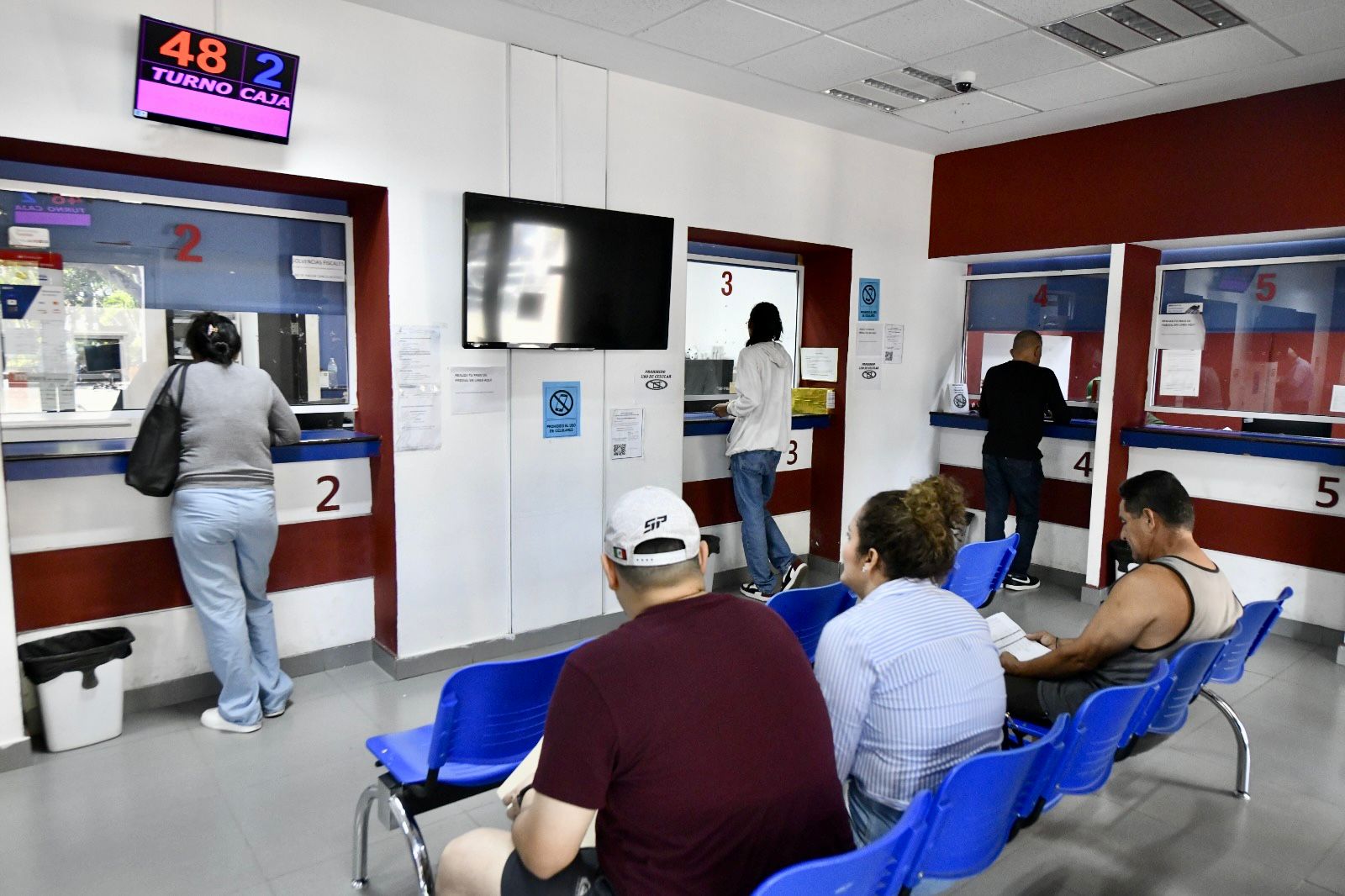 Personas en oficinas de la Dirección de Ingresos de Mazatlán
