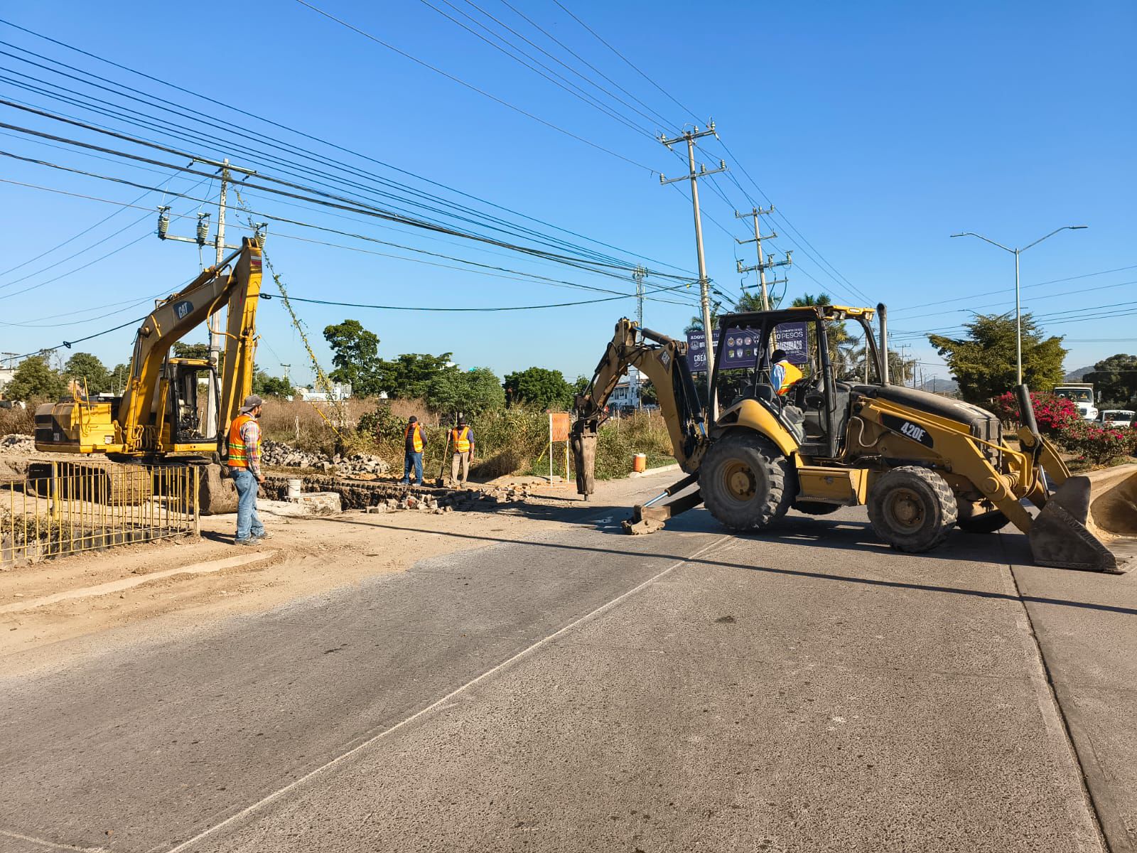 Maquinaria de construcción realizando trabajos en la vialidad