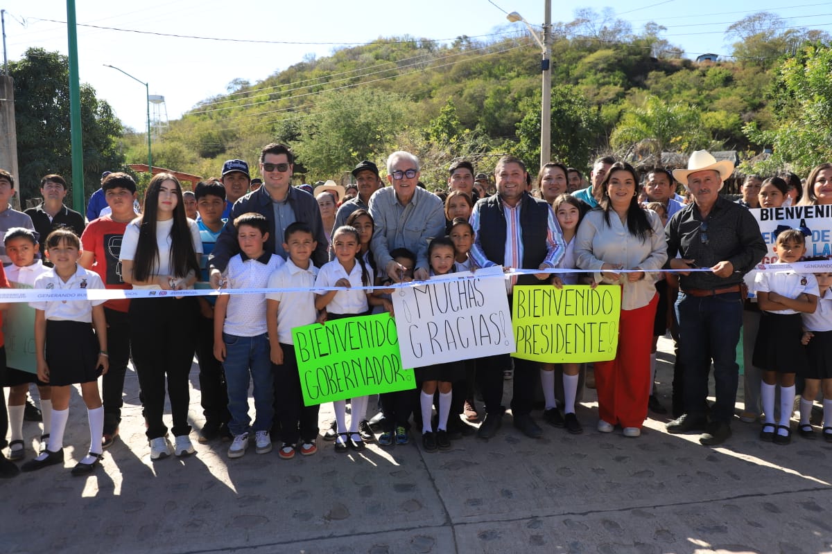 Niñas y niños en Badiraguato junto a gobernador de Sinaloa y presidente municipal de Badiraguato