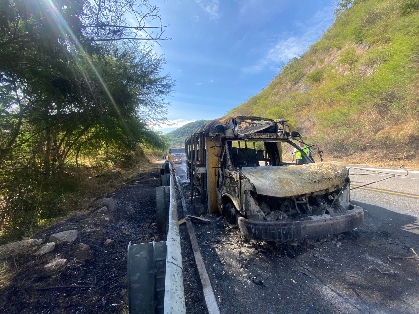 Camión de transporte de personal se incendia sobre la carretera Mazatlán-Durango