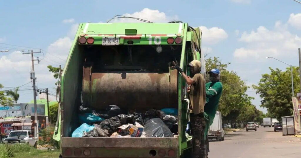 Camión recolector de basura en Los Mochis