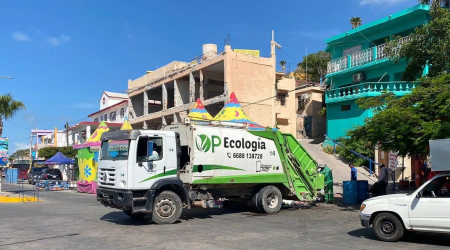 Camión recolector de basura en Topolobampo