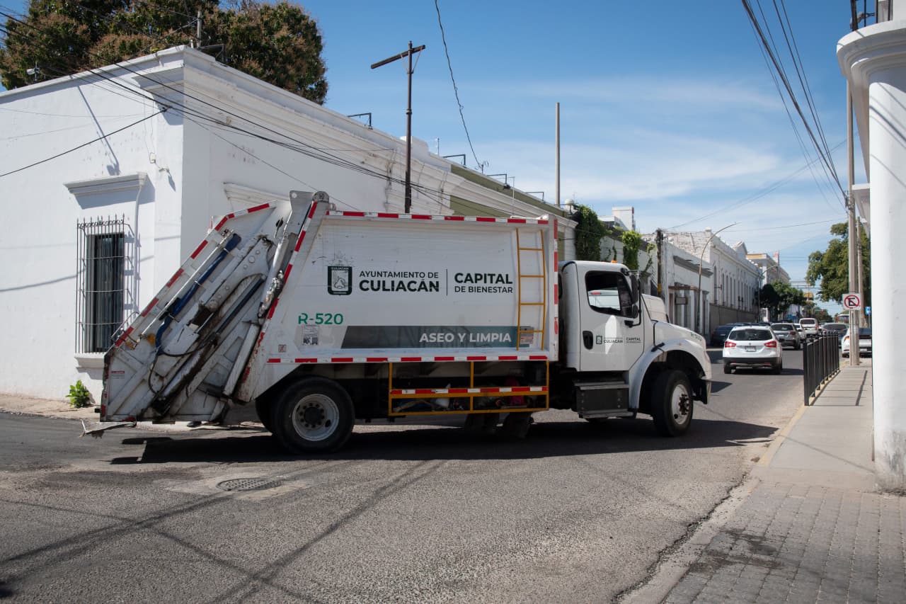 Camión recolector de basura en una calle