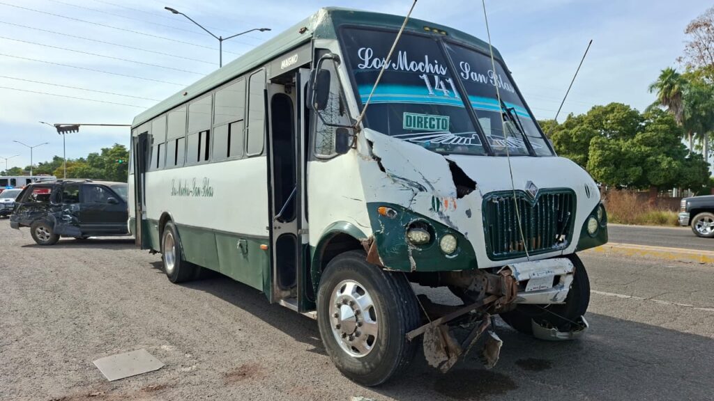 Camión chocado en primer plano al fondo vagoneta con golpes tras accidente en Ahome