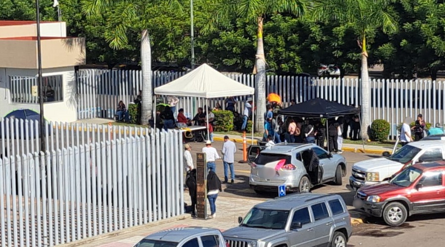 Congreso del Estado con el acceso bloqueado por diversos autos y personas