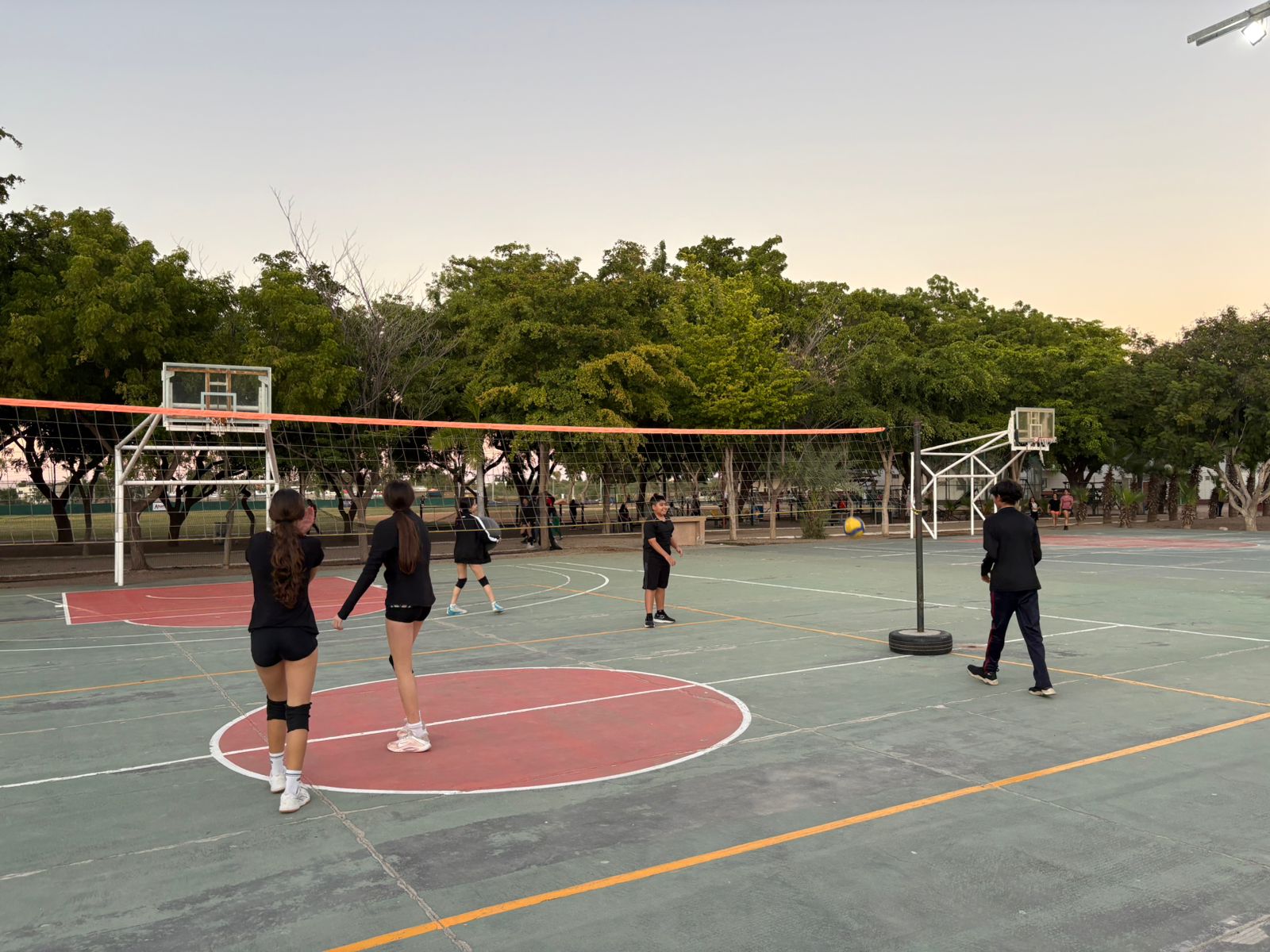 Denuncian supuesto cobro en canchas de voleibol en Los Mochis