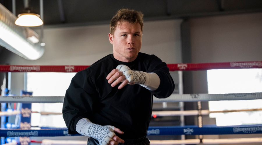 Saúl “Canelo” Álvarez entrenando arriba de un ring