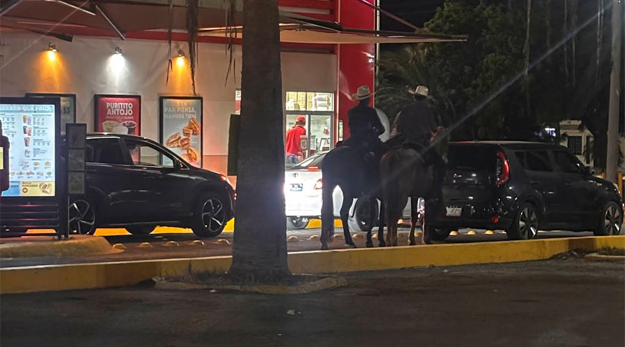 Captan a dos personas montadas a caballo en Caffenio de Los Mochis