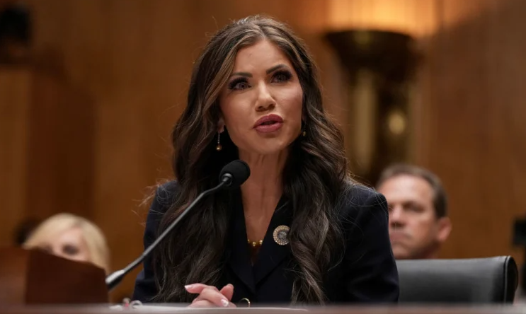Kristi Noem pide bloquear la entrada a viajeros de ciertos países