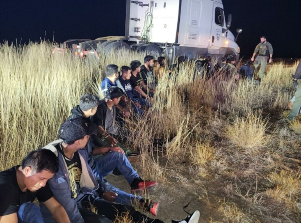 Localizan a 23 migrantes escondidos en la cabina de un camión en operativo de Texas