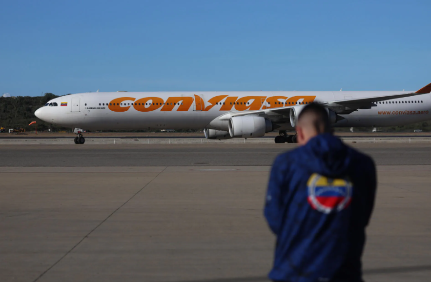 Venezuela recibe a 304 migrantes repatriados desde México en un vuelo especial de Conviasa