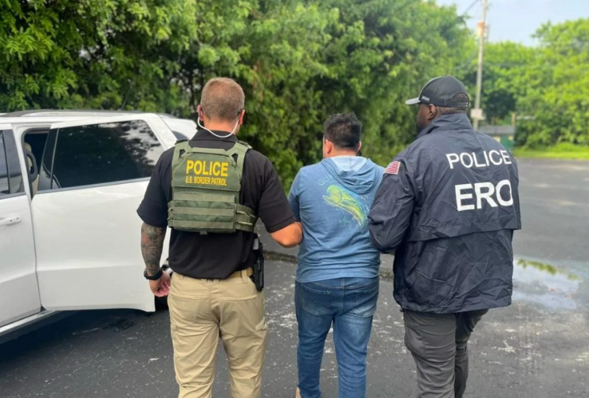 Detienen a 14 migrantes en Florida; mujer que dijo ser ciudadana es liberada