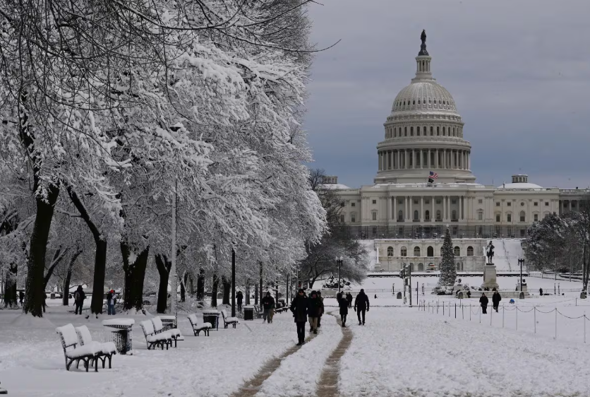 Washington amanece bajo su primera nevada y activa alertas por frío extremo