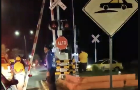 ¡Ni dos días duraron! Derriban una pluma del cruce ferroviario de Playa Ceuta en Elota