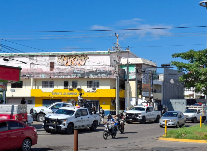 Civiles armados abren fuego contra la fachada de un expendio en Mazatlán