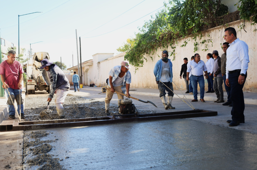 Alcalde de Navolato supervisa obras de pavimentación y alumbrado en la cabecera municipal