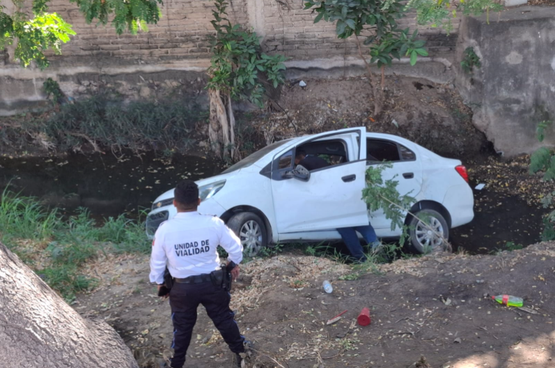 Conductor vuelca en su automóvil al bajar el paso superior sur en la colonia Jesús García, Mazatlán