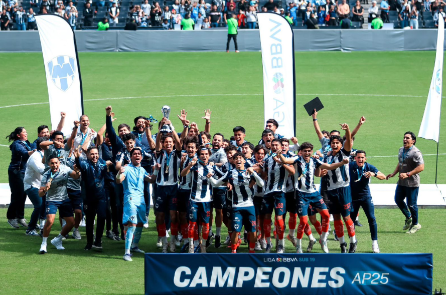¡Disfruten campeones! Óscar Contreras y Omar Gálvez se coronan en la Sub-19 en Liga MX