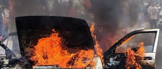 Falla mecánica provoca incendio de auto en Villas del Río en Culiacán