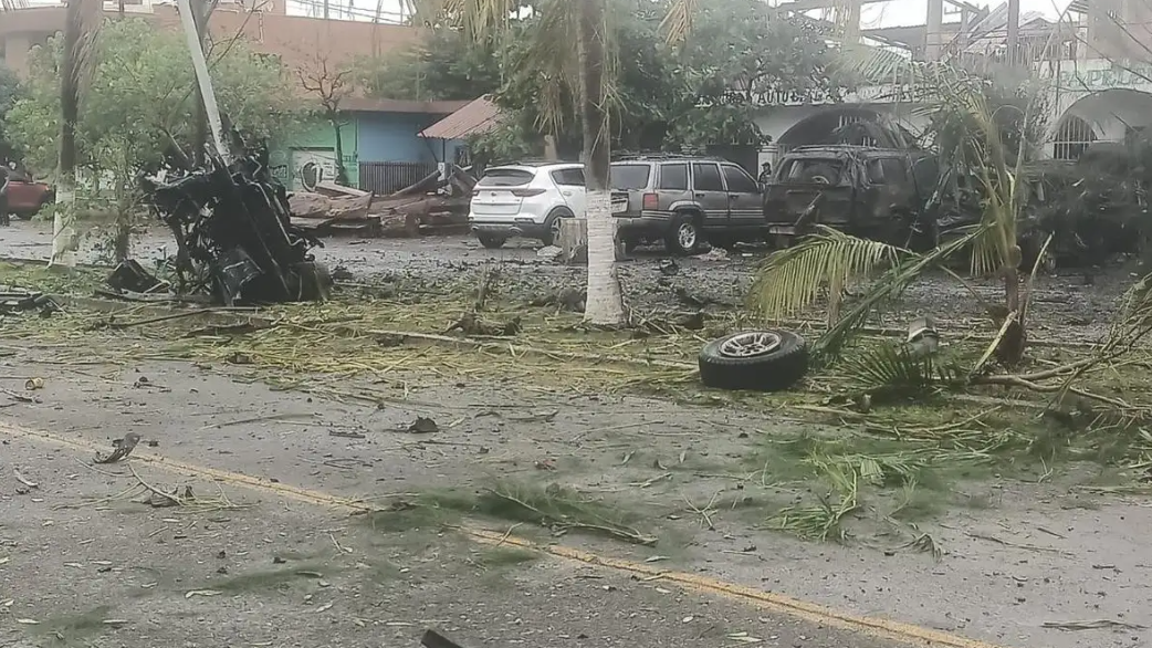 Van tres muertos por explosión en Coahuayana; reportan graves daños en viviendas y comercios