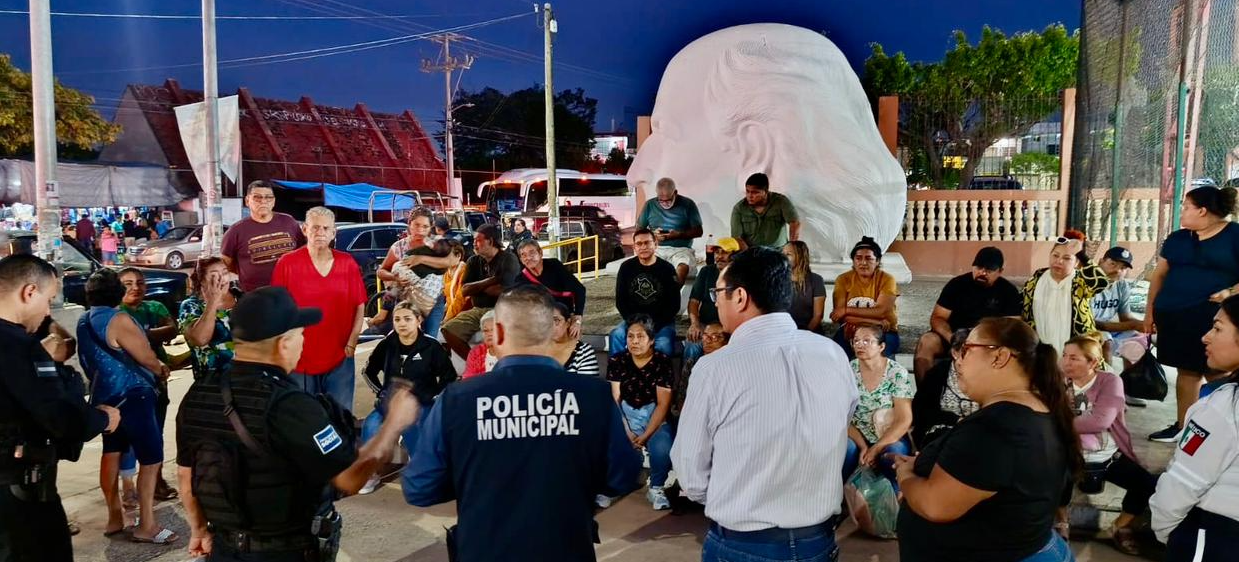 Policía de Mazatlán refuerza estrategias de seguridad con locatarios del mercado de la colonia Juárez