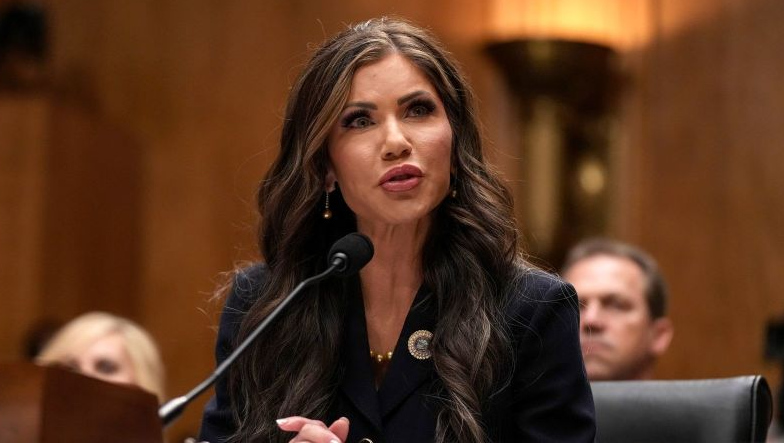 Demócratas exigen la renuncia de la secretaria de Seguridad Nacional de Trump