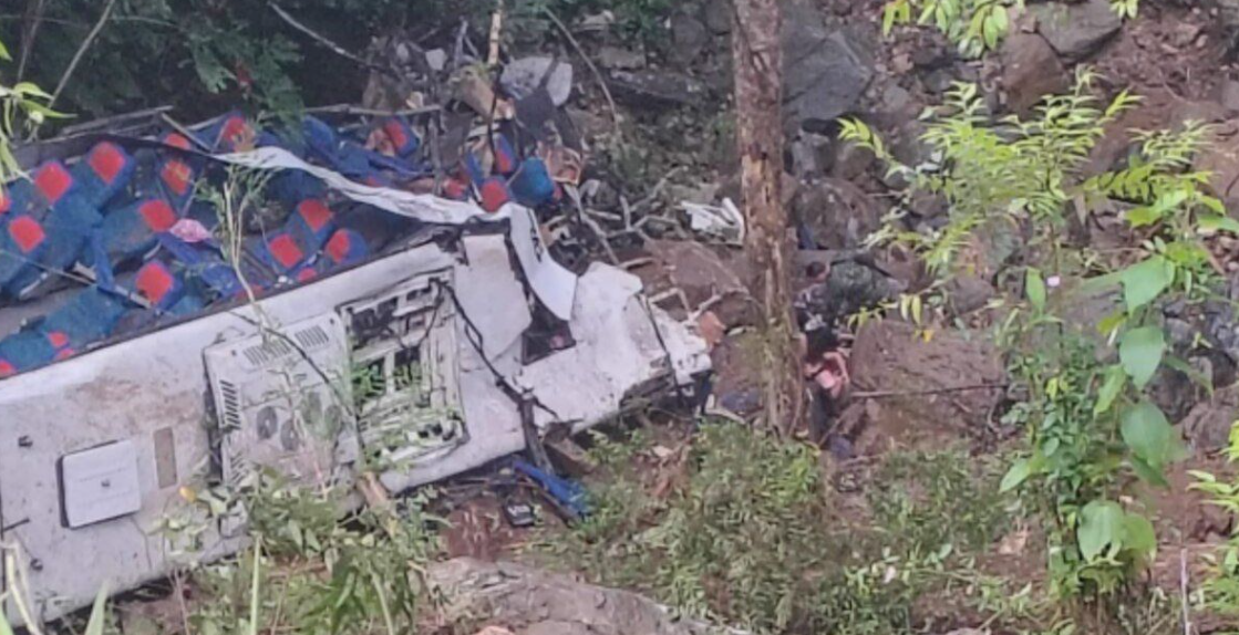 Autobús con estudiantes cae a un abismo en Antioquia y deja al menos 12 muertos