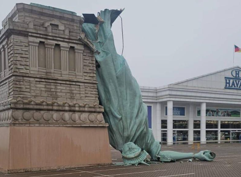 Vientos extremos derriban réplica de la Estatua de la Libertad en el sur de Brasil