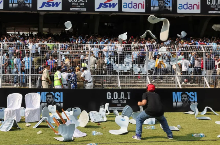 Aficionados frustrados interrumpen la aparición de Messi en India