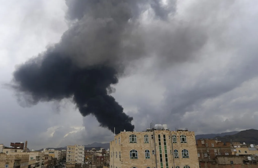 Explosión mortal sacude Taiz y deja víctimas civiles frente a sede partidista