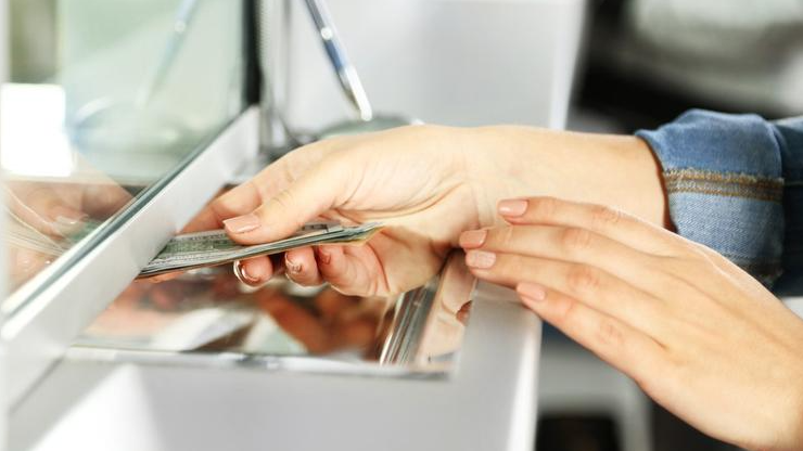 ¿Vas a retirar o depositar grandes cantidades? Bancos exigirán identificación oficial