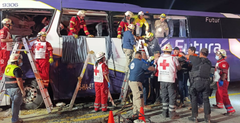 Choque entre autobús y tractocamión deja dos muertos y 36 lesionados en Tamaulipas