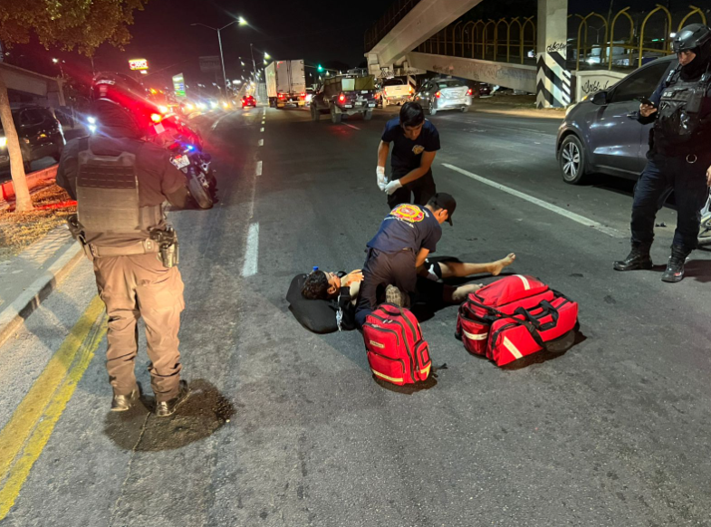 Motociclista sufre fractura al chocar contra un vehículo en Libramiento Colosio, Mazatlán