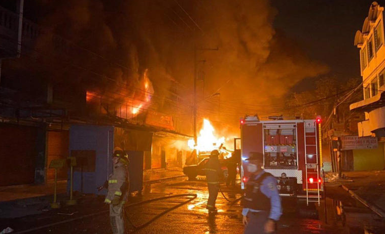 Fuego provocado por pólvora destruye mercado popular en San Pedro Sula