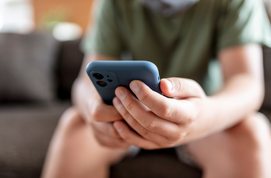 Francia prepara ley para limitar redes sociales y uso de móviles en menores de 15 años
