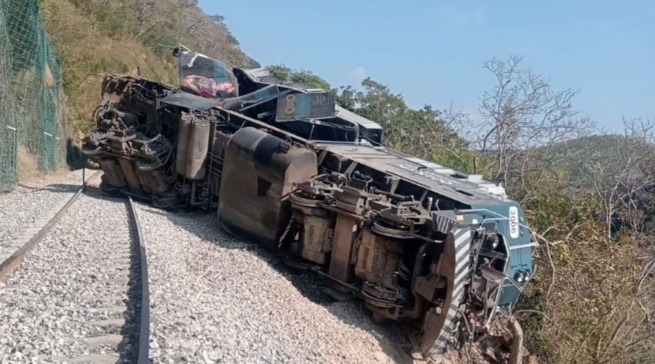 FGR entrega cuerpos de las víctimas del descarrilamiento en Oaxaca