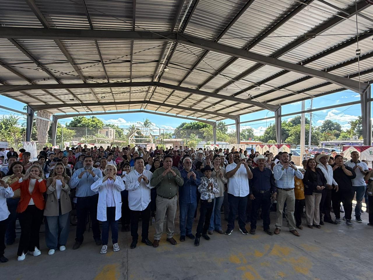 Asistentes posando para la foto bajo una techumbre