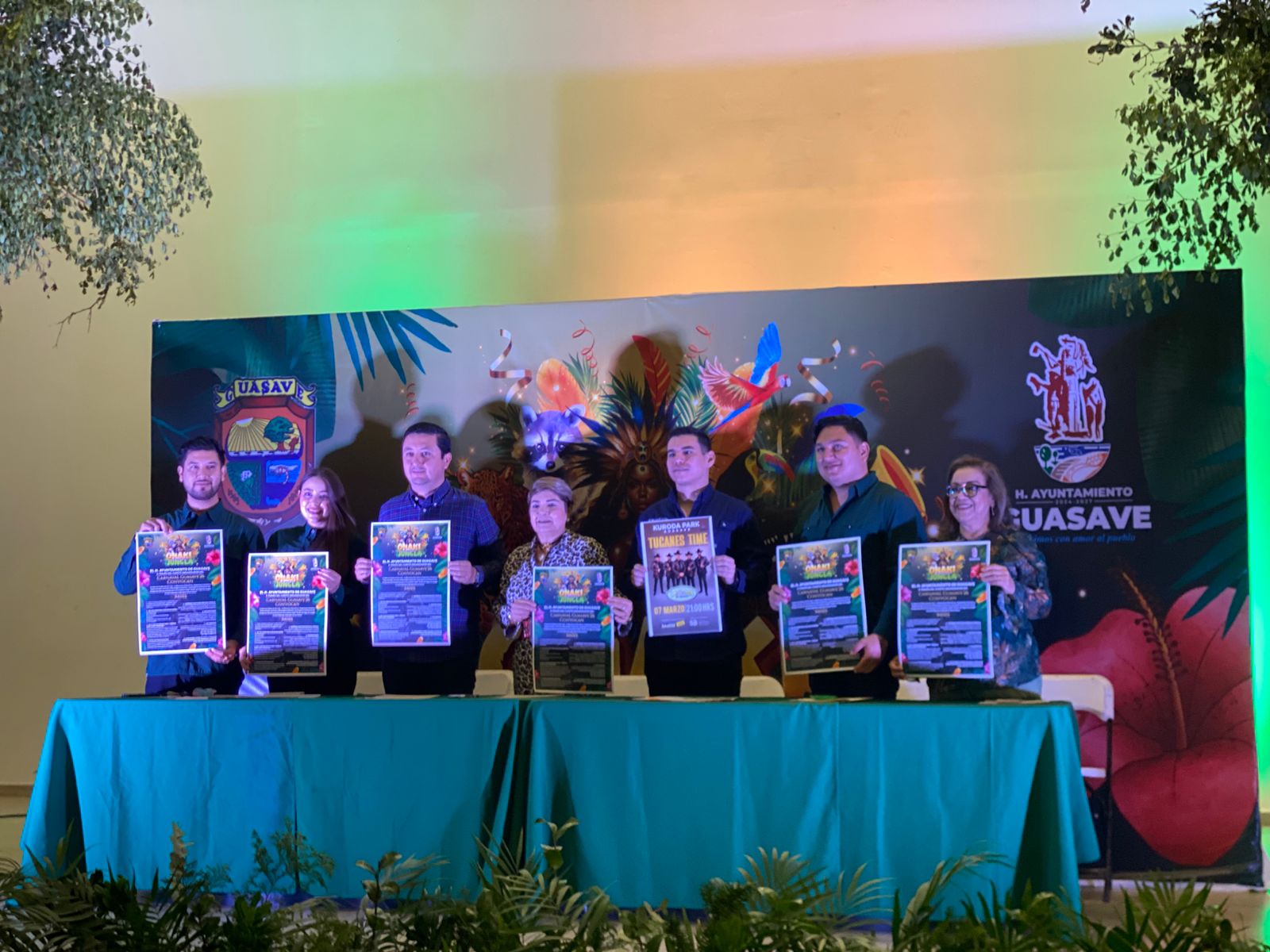 Autoridades del municipio de Guasave entre ellos la alcaldesa sosteniendo el banner oficial del Carnaval de Guasave 2026