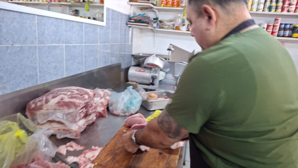Persona con playera verde y carne