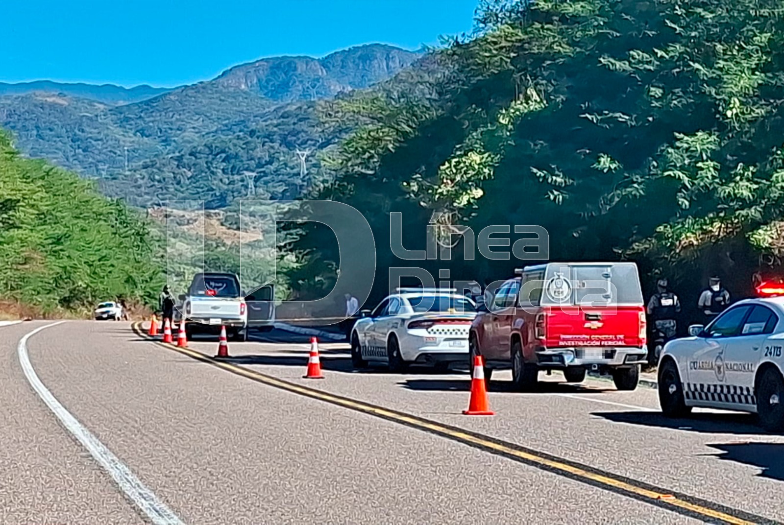 Unidades de la guardia nacional y la FGE estacionadas en la carretera Mazatlán-Durango