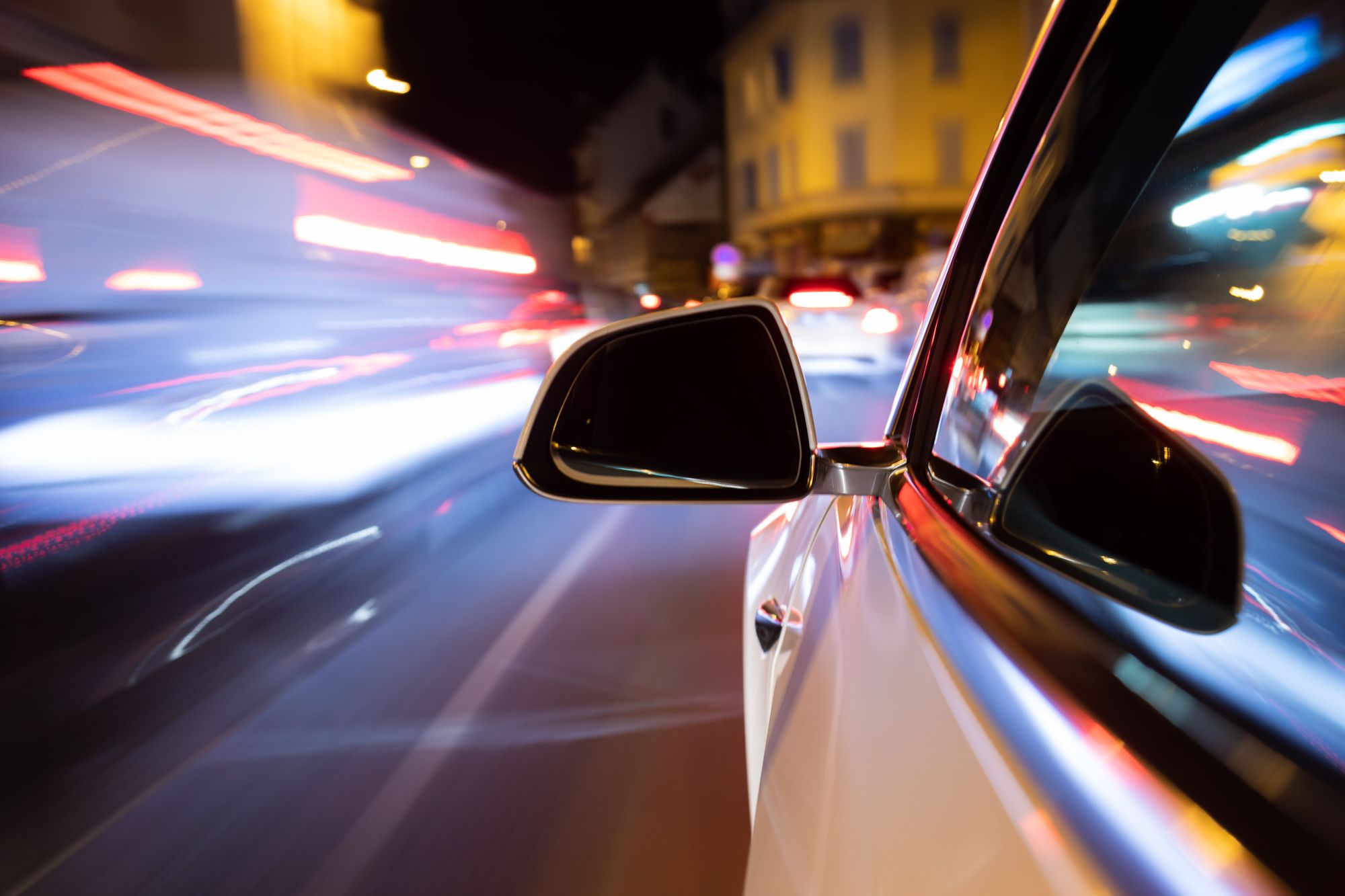 Vista frontal de un carro que va a alta velocidad