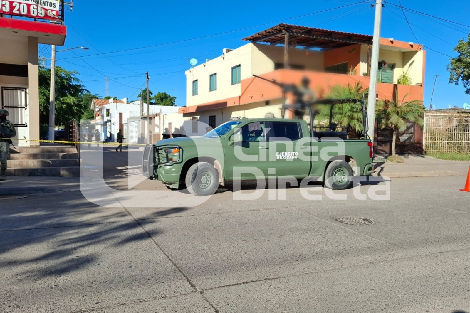 Unidad del ejército mexicano junto a elementos de seguridad en casa atacada a balazos