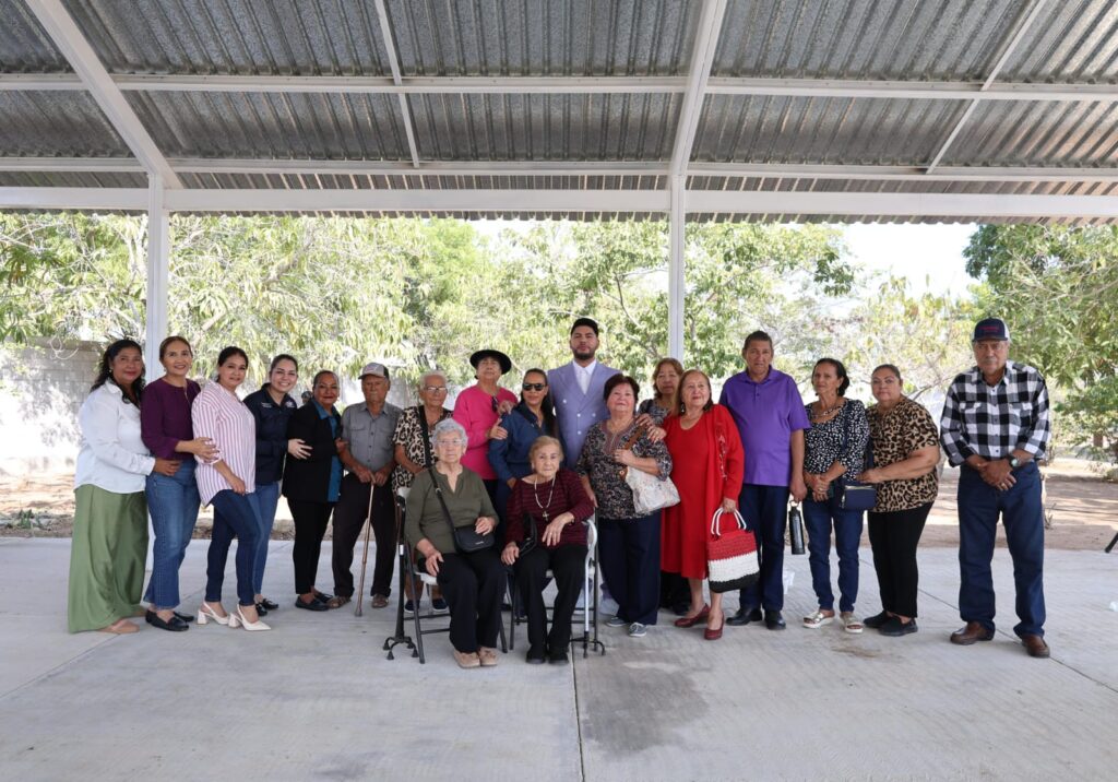 Adultos mayores junto a alcalde de Elota, Richard Millán