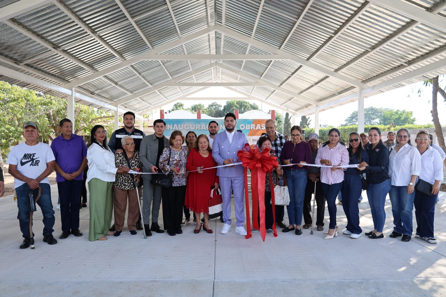 Adultos mayores junto a alcalde de Elota, Richard Millán
