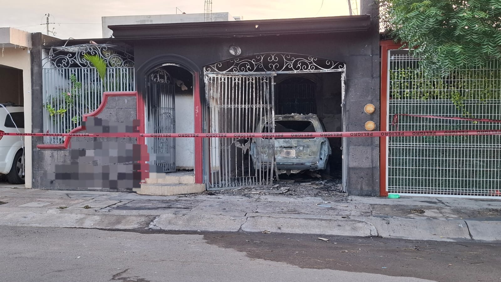 Casa y vehículo calcinados por un incendio en una calle