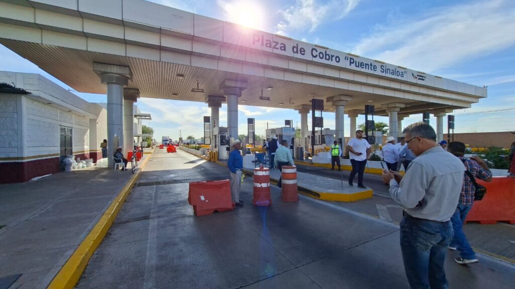 Bloque naranja impidiendo el paso en la caseta de cobro Cuatro Caminos