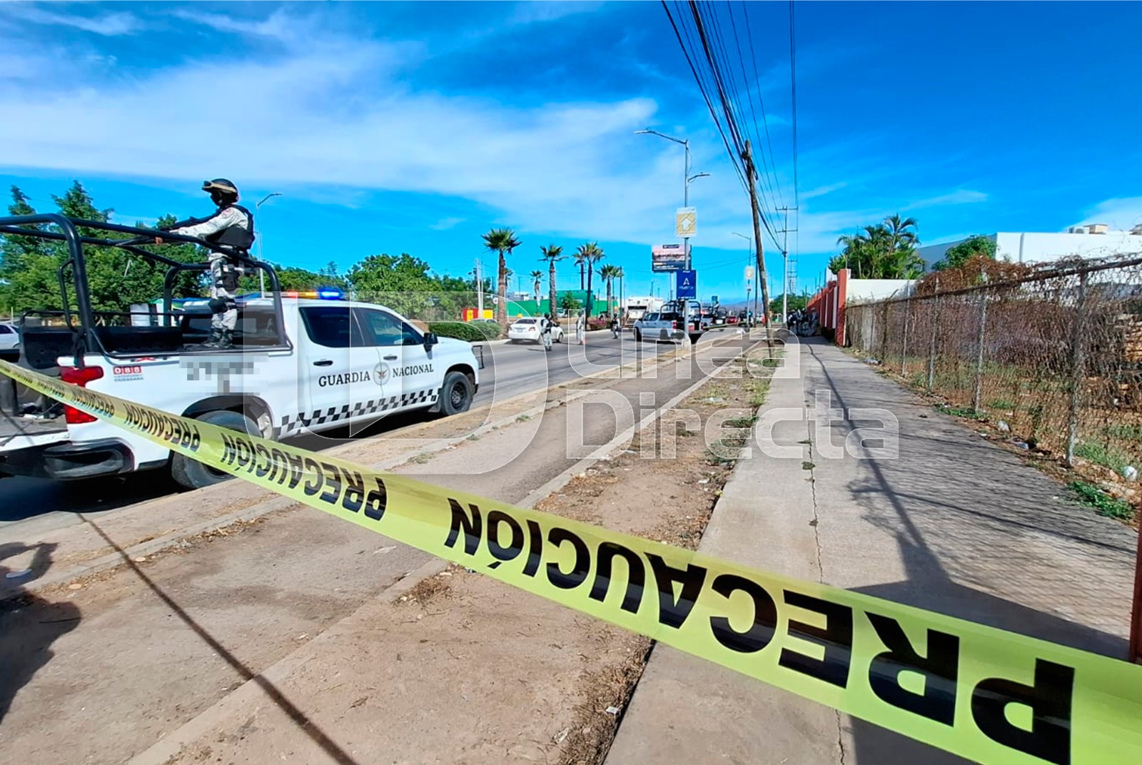 Zona acordonada y una unidad de la guardia nacional con elementos arriba de ella