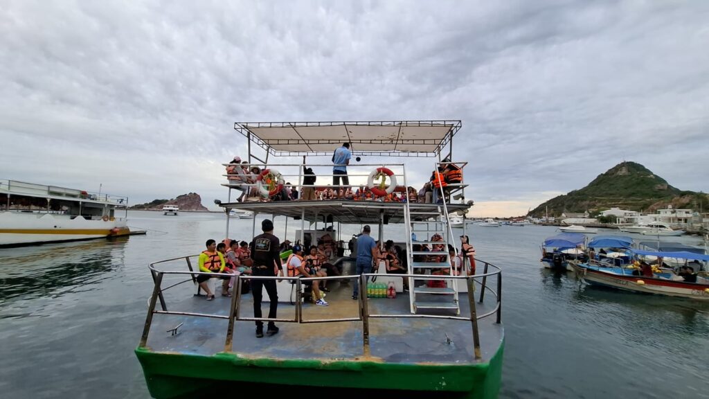 Catamarán en Mazatlán con personas a bordo.